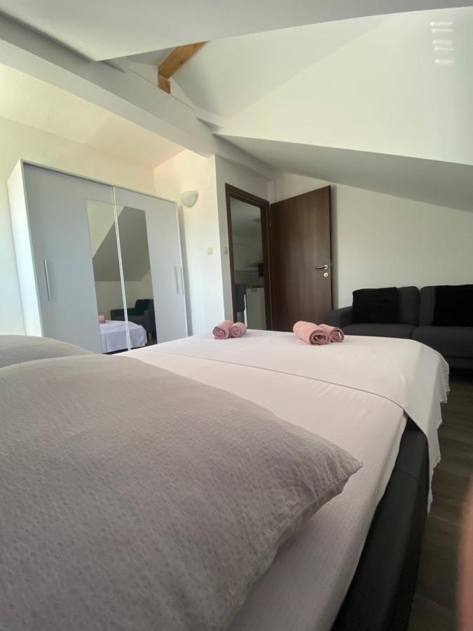 Guesthouse Ruza Sobra Apartments In The Attic Of The House ภายนอก รูปภาพ