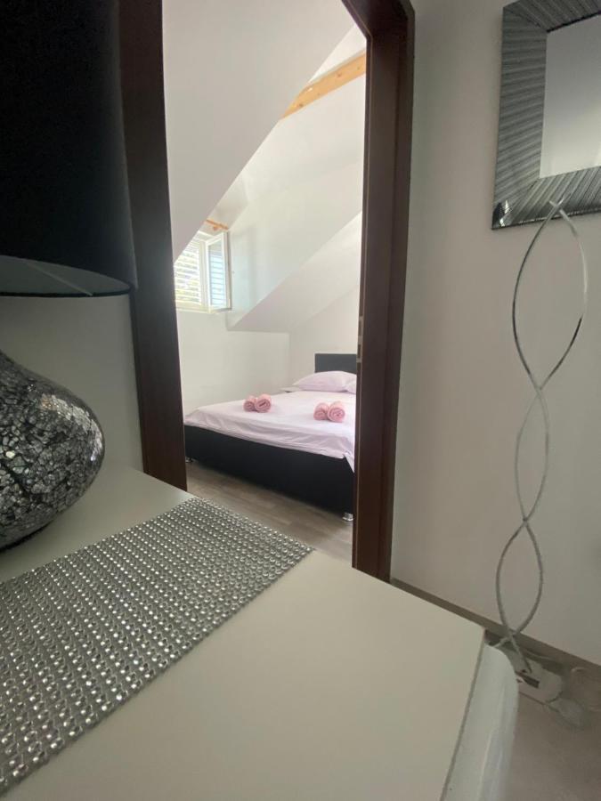 Guesthouse Ruza Sobra Apartments In The Attic Of The House ภายนอก รูปภาพ