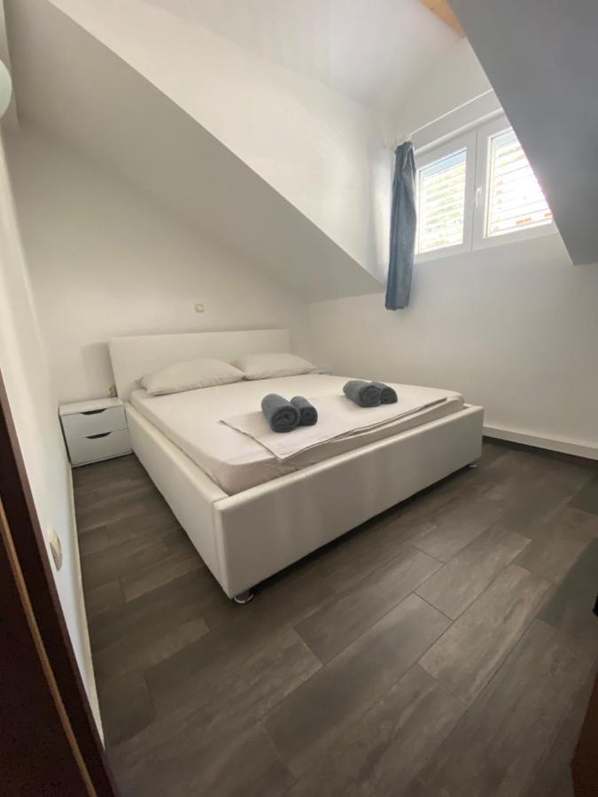 Guesthouse Ruza Sobra Apartments In The Attic Of The House ภายนอก รูปภาพ