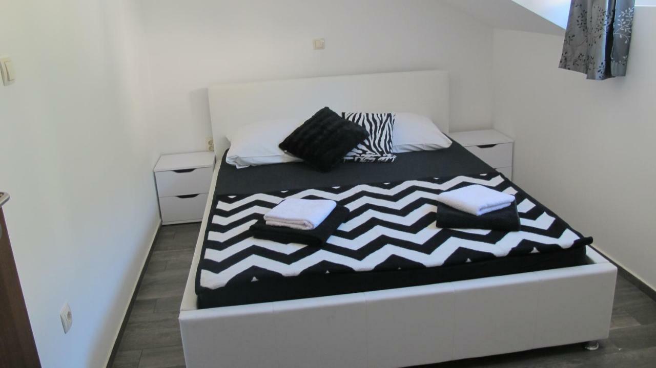 Guesthouse Ruza Sobra Apartments In The Attic Of The House ภายนอก รูปภาพ
