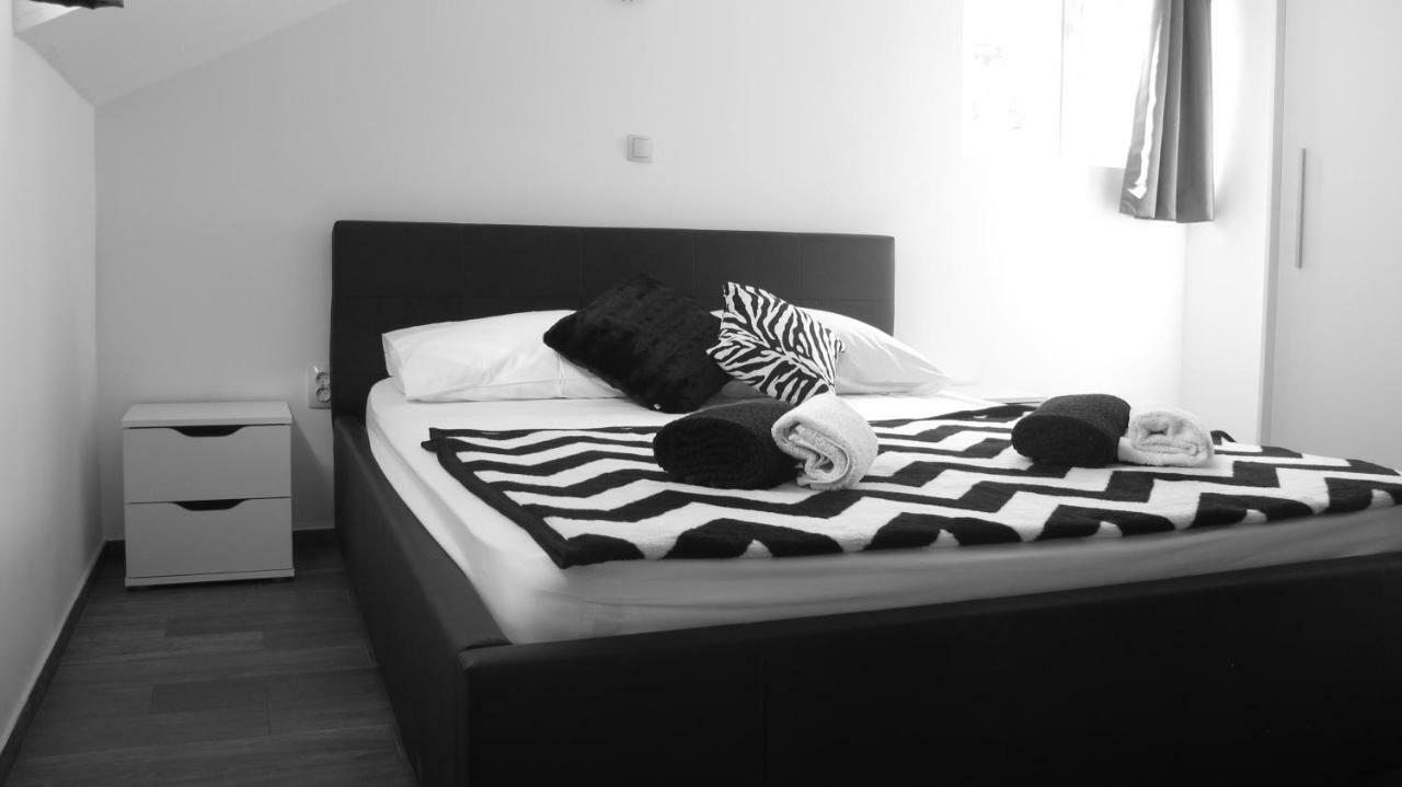 Guesthouse Ruza Sobra Apartments In The Attic Of The House ภายนอก รูปภาพ
