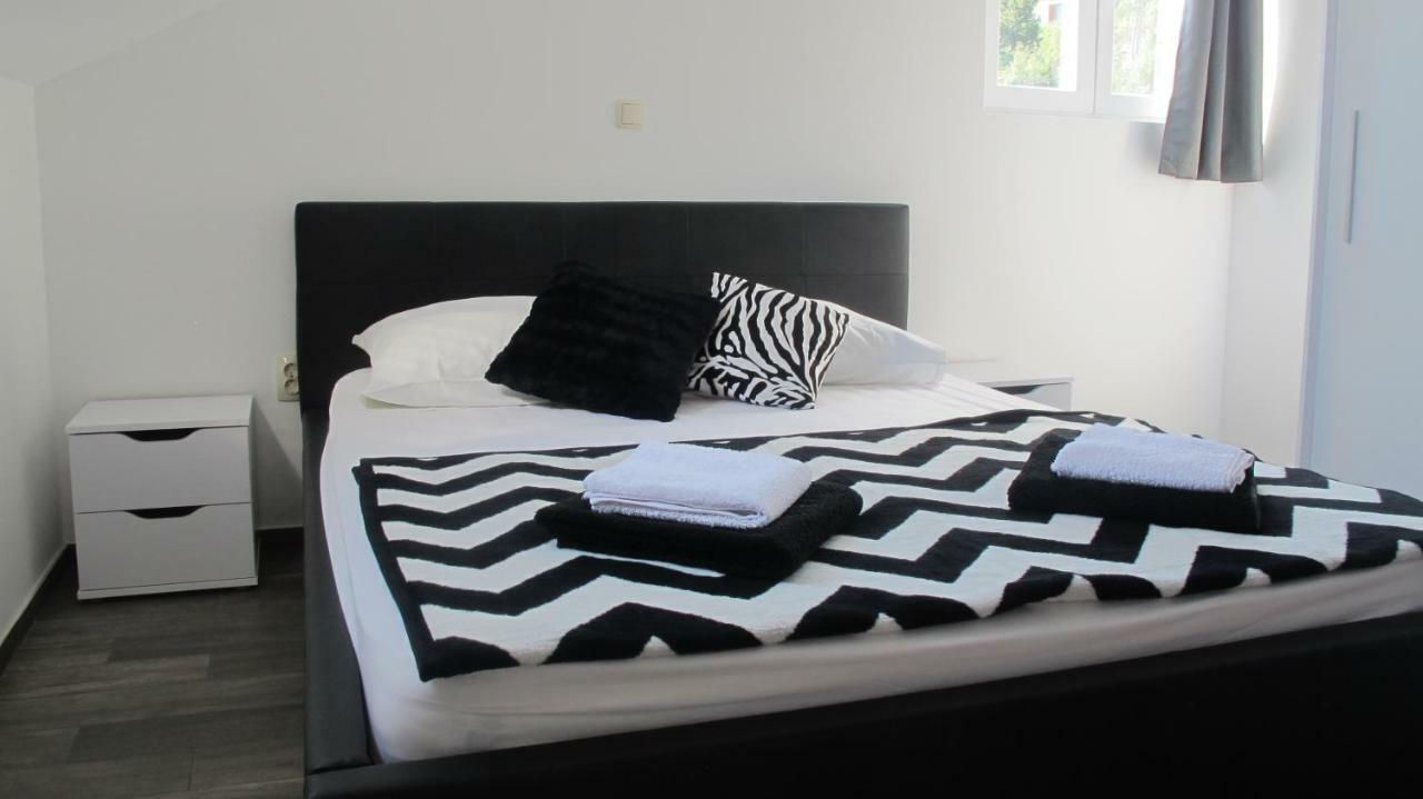 Guesthouse Ruza Sobra Apartments In The Attic Of The House ภายนอก รูปภาพ