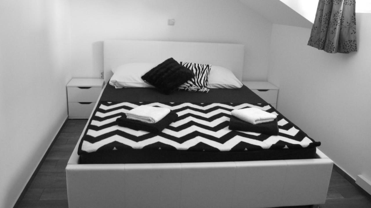 Guesthouse Ruza Sobra Apartments In The Attic Of The House ภายนอก รูปภาพ