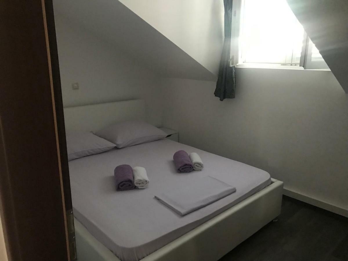 Guesthouse Ruza Sobra Apartments In The Attic Of The House ภายนอก รูปภาพ
