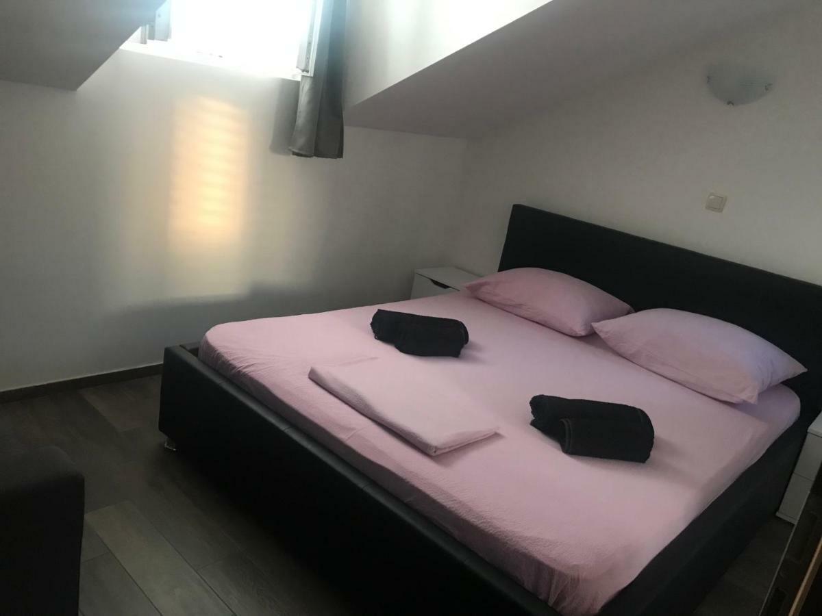 Guesthouse Ruza Sobra Apartments In The Attic Of The House ภายนอก รูปภาพ